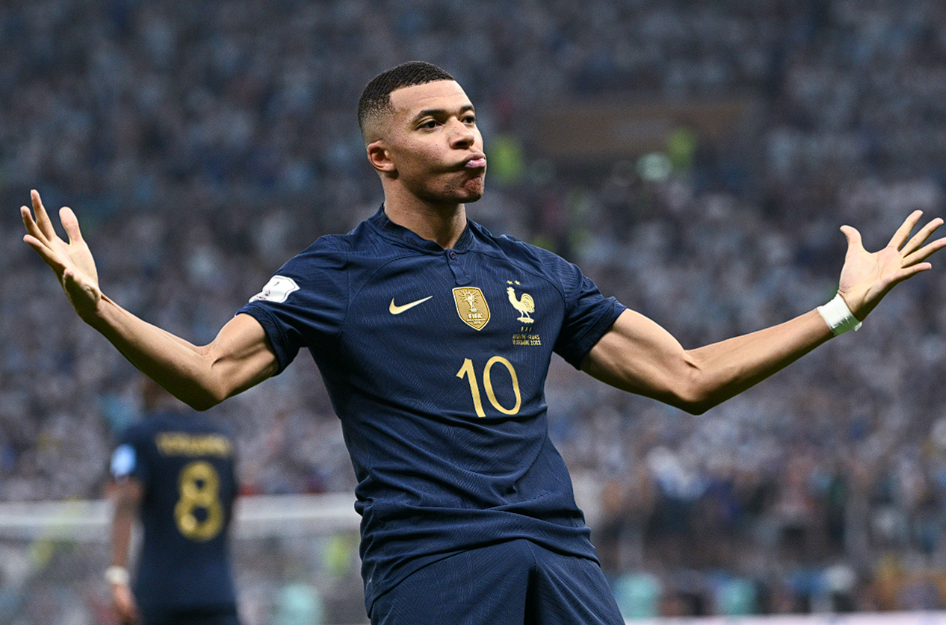 姆巴佩伯納烏貴賓室加冕：首獲歐洲金靴，續(xù)寫(xiě)皇馬傳奇新篇