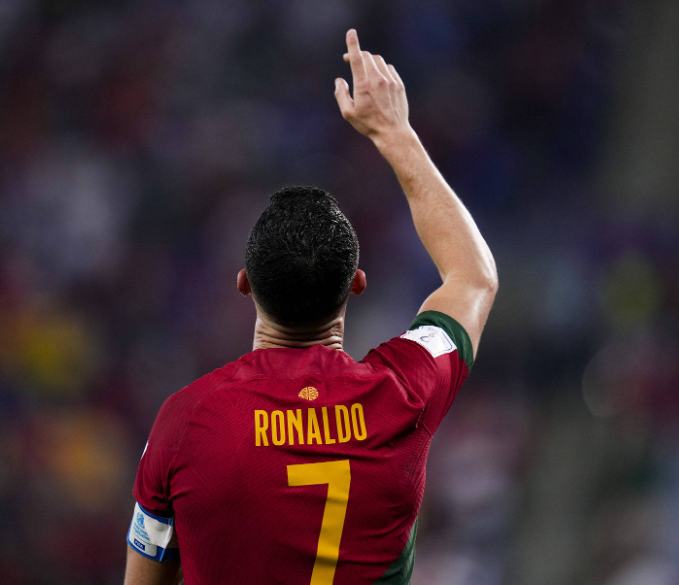 阿莫林回應(yīng)C羅評(píng)價(jià)：聚焦當(dāng)下，引領(lǐng)曼聯(lián)未來變革