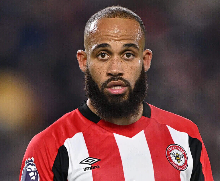 在<a href='https://www.m.xiyueyinxiang.com/news/tag/1059710.html' style='color: blue;'>英超聯(lián)賽</a>第11輪的激烈角逐中，曼聯(lián)隊(duì)踏上客場(chǎng)之旅，與實(shí)力強(qiáng)勁的熱刺隊(duì)展開了一場(chǎng)備受矚目的對(duì)決。這場(chǎng)比賽對(duì)于雙方而言都至關(guān)重要，關(guān)乎著各自在積分榜上的排名以及后續(xù)賽季的走勢(shì)，因此從比賽伊始，雙方球員便迅速進(jìn)入狀態(tài)，在綠茵場(chǎng)上展開了激烈的拼搶。 比賽進(jìn)行到第32分鐘時(shí)，場(chǎng)上局勢(shì)出現(xiàn)了關(guān)鍵轉(zhuǎn)折。曼聯(lián)隊(duì)的姆伯莫憑借其敏銳的門前嗅覺和出色的跑位意識(shí)，抓住了熱刺隊(duì)防守瞬間的漏洞，成功接到隊(duì)友精準(zhǔn)的傳球后，果斷起腳射門，皮球如離弦之箭般直竄球門死角，為曼聯(lián)隊(duì)首開記錄。這一進(jìn)球不僅點(diǎn)燃了曼聯(lián)隊(duì)球員和現(xiàn)場(chǎng)球迷的熱情，也充分展現(xiàn)了姆伯莫近期持續(xù)保持的良好競(jìng)技狀態(tài)。他在進(jìn)攻端的積極跑動(dòng)和高效得分能力，成為了曼聯(lián)隊(duì)本場(chǎng)比賽打破僵局的關(guān)鍵因素。 值得一提的是，就在昨日，姆伯莫?jiǎng)倓傆瓉砹寺殬I(yè)生涯中的一個(gè)高光時(shí)刻——領(lǐng)取了英超10月最佳球員的獎(jiǎng)杯。這一榮譽(yù)是對(duì)他在10月份賽場(chǎng)上出色表現(xiàn)的肯定與褒獎(jiǎng)。在10月的賽事中，姆伯莫多次憑借個(gè)人的出色發(fā)揮，為曼聯(lián)隊(duì)攻城拔寨，幫助球隊(duì)取得了優(yōu)異的成績(jī)。而今天，在英超第11輪的賽場(chǎng)上，他再次用實(shí)際行動(dòng)證明了自己的實(shí)力，延續(xù)了近期火熱的狀態(tài)。 回顧本賽季至今的表現(xiàn)，姆伯莫堪稱曼聯(lián)隊(duì)進(jìn)攻線上的核心球員之一。截至目前，他共代表曼聯(lián)隊(duì)出戰(zhàn)了12場(chǎng)比賽，在這12場(chǎng)比賽中，他展現(xiàn)出了強(qiáng)大的進(jìn)攻火力，共計(jì)貢獻(xiàn)了6粒進(jìn)球和2次助攻。他的進(jìn)球方式多樣，既有禁區(qū)內(nèi)的搶點(diǎn)射門，也有遠(yuǎn)距離的精彩抽射；而他的助攻則體現(xiàn)了其出色的傳球視野和團(tuán)隊(duì)協(xié)作精神，常常能為隊(duì)友創(chuàng)造出絕佳的得分機(jī)會(huì)。 姆伯莫的出色表現(xiàn)，無疑為曼聯(lián)隊(duì)在本賽季的征程中注入了強(qiáng)大的動(dòng)力。隨著比賽的深入，相信他將繼續(xù)保持這樣的良好狀態(tài)，為曼聯(lián)隊(duì)帶來更多的勝利和驚喜，助力球隊(duì)在英超賽場(chǎng)上取得更加優(yōu)異的成績(jī)。